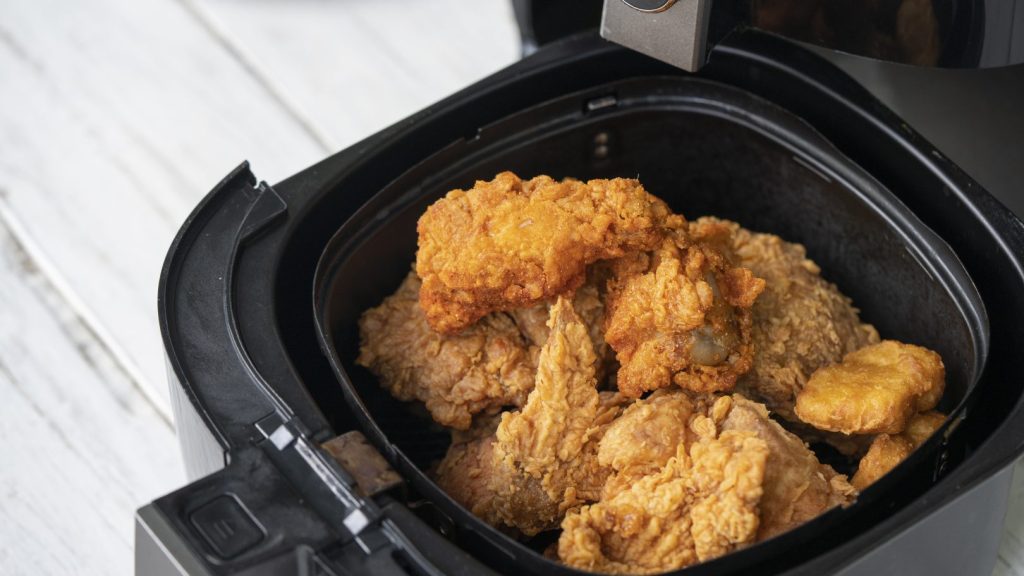 air_fryer_machine_with_chicken-1-1620x911