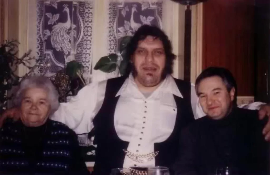 andre-the-giant-in-france-for-his-fathers-funeral-on-1-24-v0-7208ke53eix91