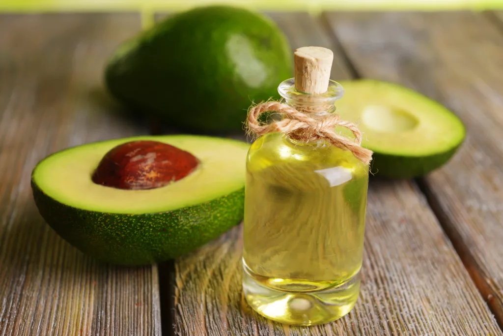 avocado-oil-in-bottle-next-to-sliced-avocados