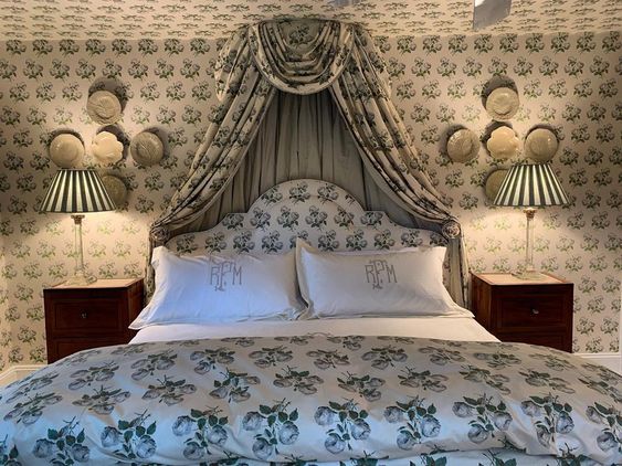 bowood-colefax-fowler-chintz-bedroom-wallpaper-on-ceiling