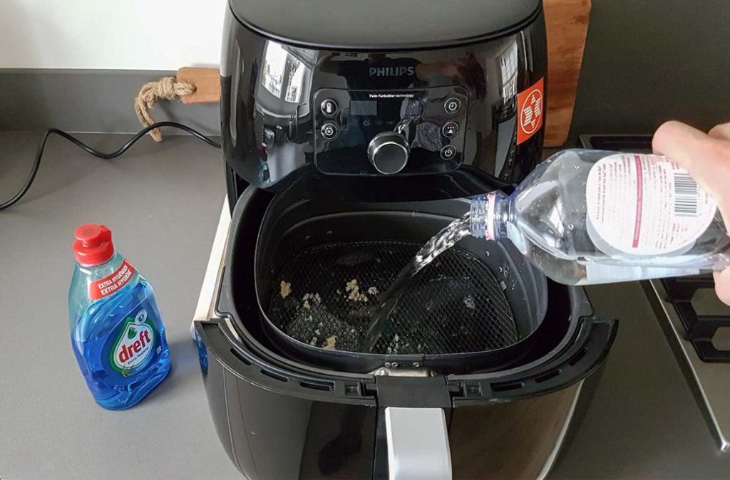 clean-philips-airfryer-xxl-warm-water-dish-soap
