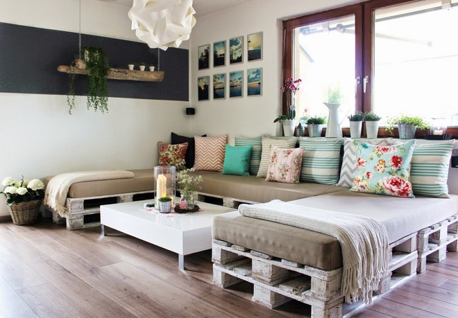 diy-pallet-furniture-ideas-sofa-pillows-u-shape