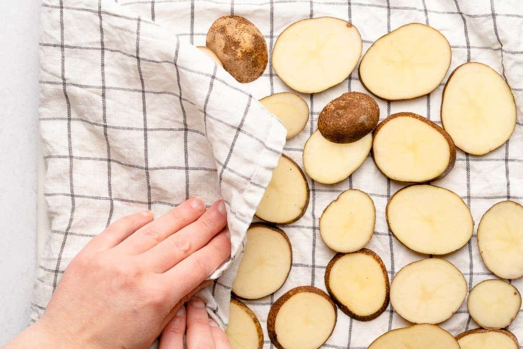 drying-potatoes-in-towel