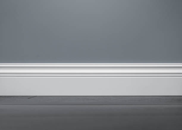 close-up-of-decorative-moulding-white-baseboard-in-empty-room-with-copy-space