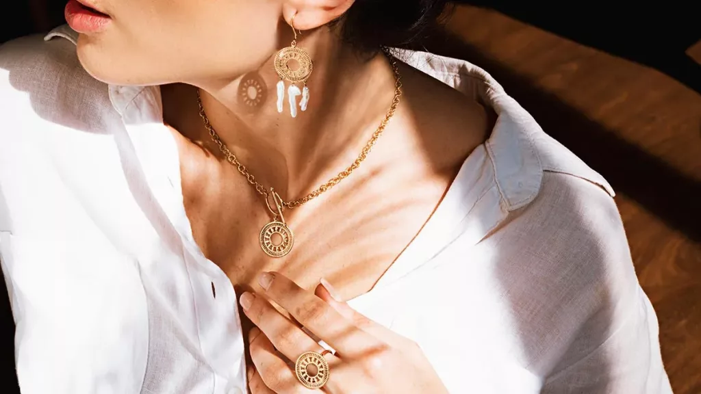 jewelry-photography-woman-gold-earrings-ring-necklace-feature