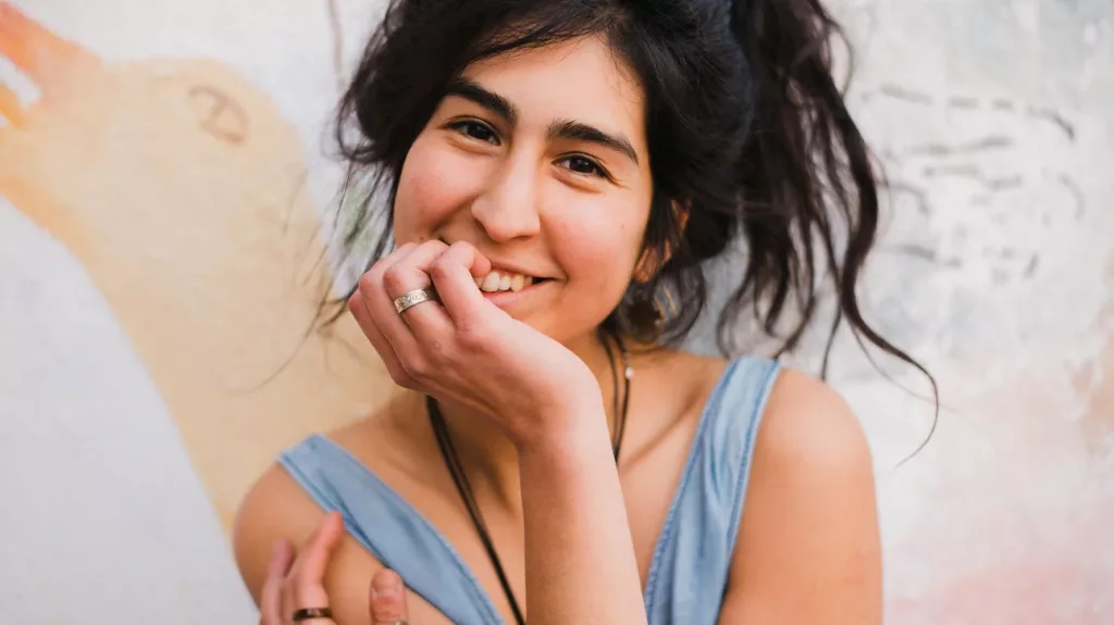 woman-smile-happy-flirting-portrait-1296x728-body7-flirtatious-1296x728